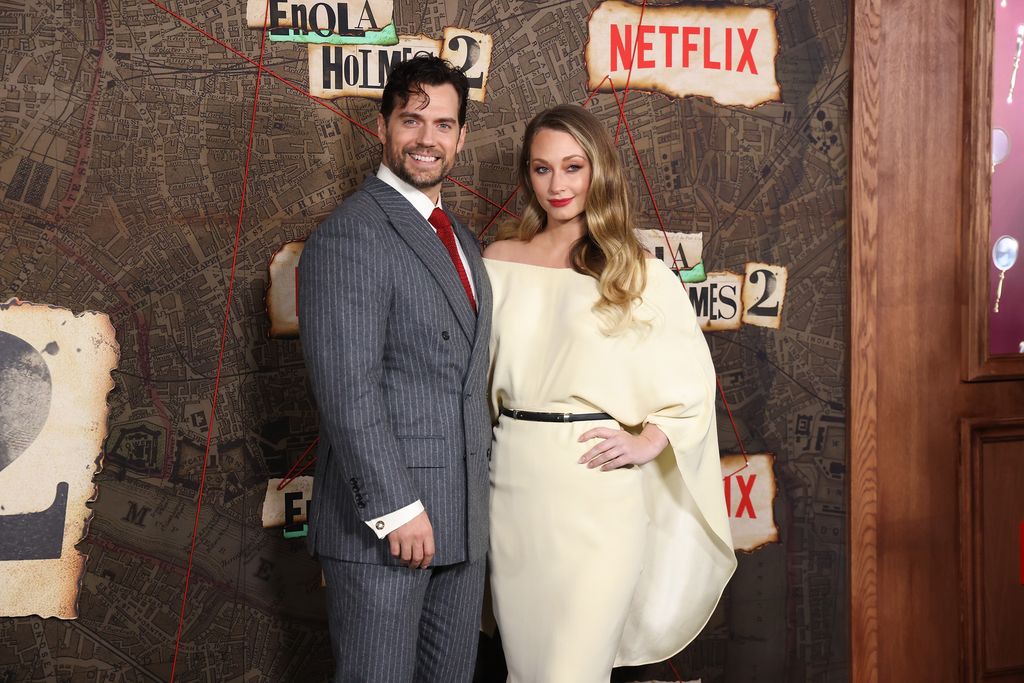 Henry y Natalie posando en el estreno de 'Enola Holmes 2', en octubre de 2022.