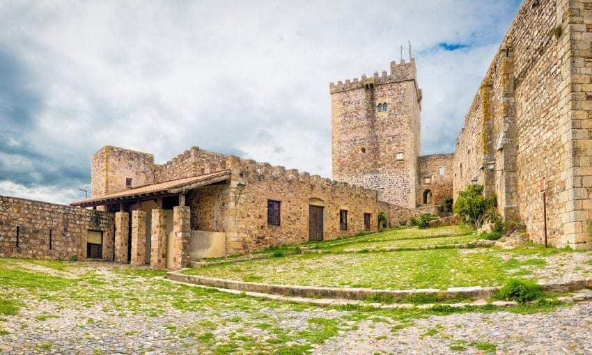 interior del castillo de alburquerque badajoz