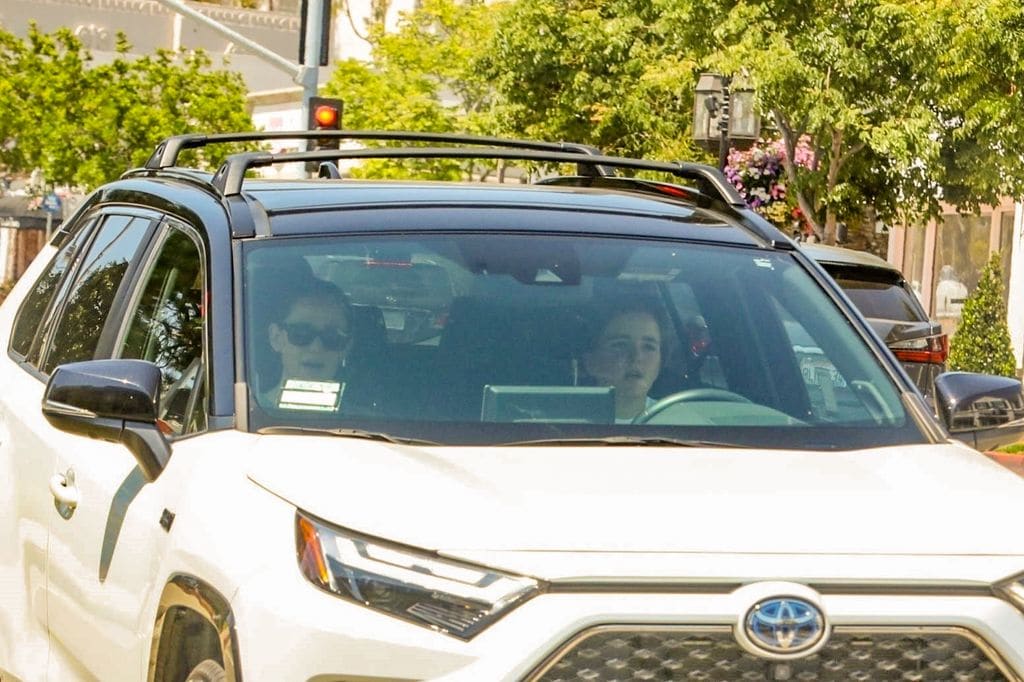 En agosto, Jennifer Garner fue captada con Fin dando un paseo en auto por Brentwood. 