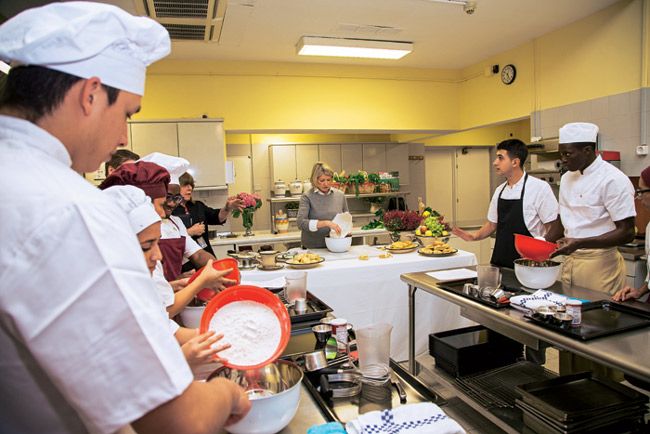 Martha Stewart ofreció una clase ma­gistral de cocina a un grupo de jóvenes, como parte de un proyecto de la Fundación Pinardi. Foto: Fernando Junco.
