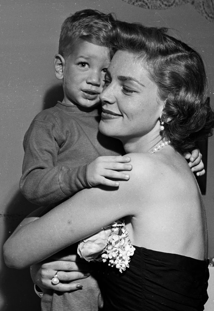 Lauren Bacall y su hijo Stephen en 1951