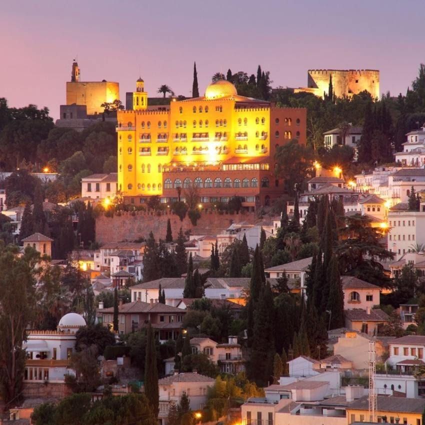 Panorámica del hotel Alhambra Palace ubicado a tan solo diez minutos andando de La Alhambra.