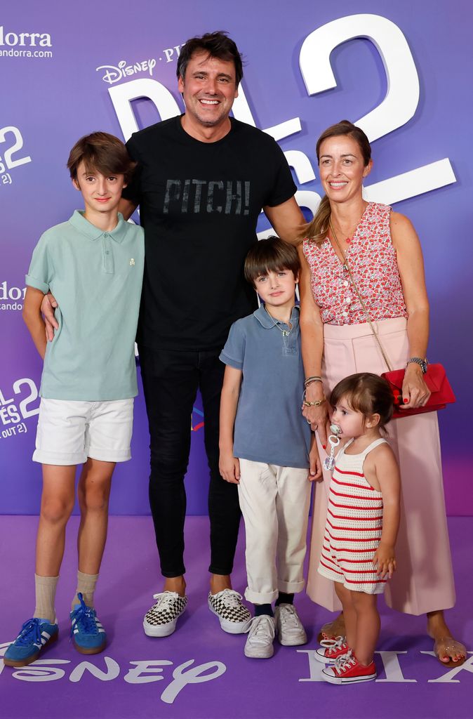 Ion Aramendi con su familia en la premiere de 'Del revés 2'