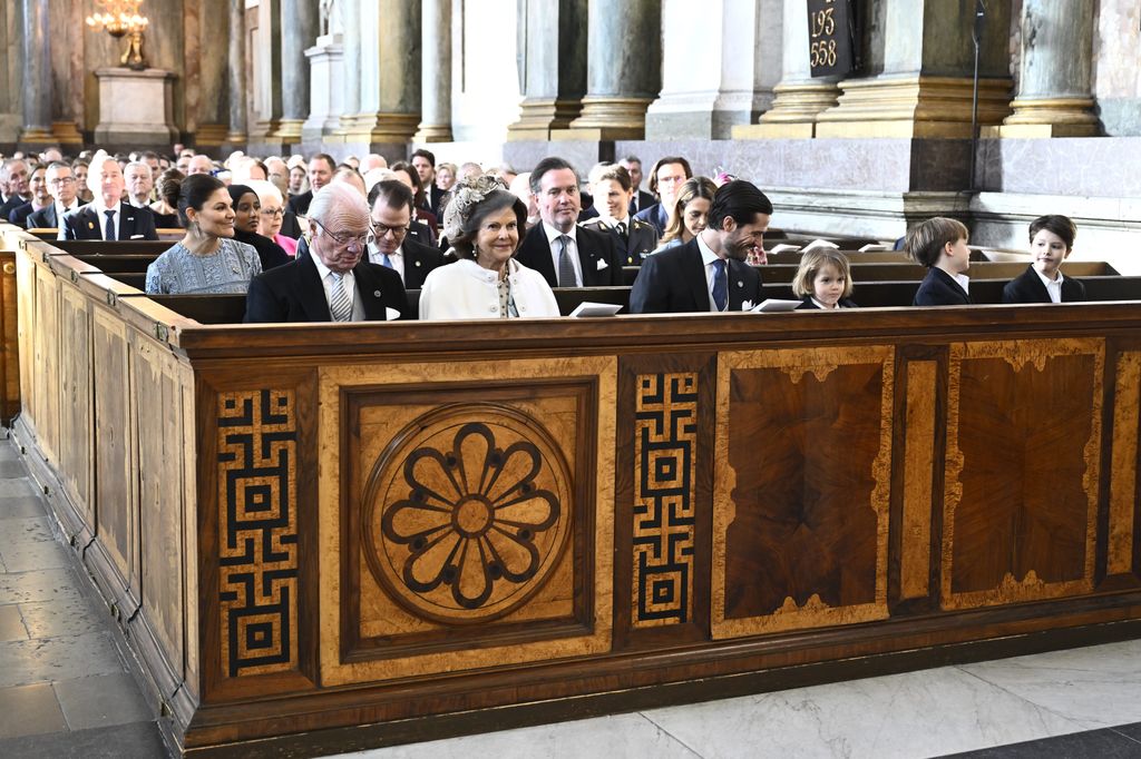 Carlos Felipe de Suecia con sus tres hijos con los reyes Carlos Gustavo y Silvia de Suecia 