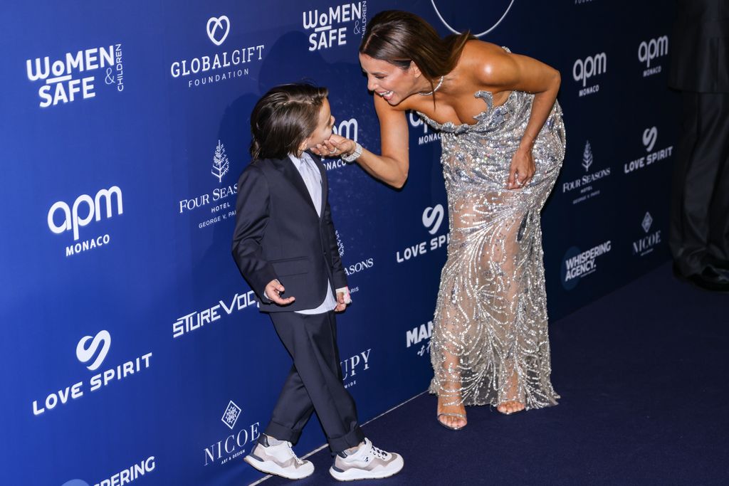 Eva Longoria con su hijo Santi en la "Global Gift Gala" en Paris el 5 de octubre de 2024