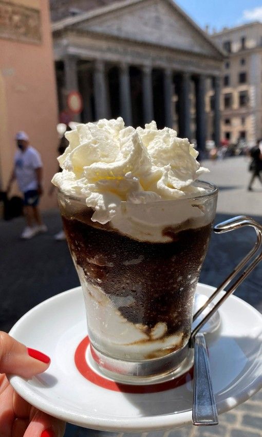 granizado de cafe con nata frente al panteon de roma