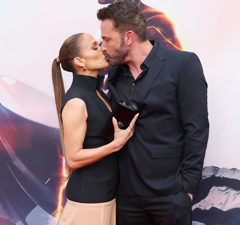 Jennifer Lopez y Ben Affleck besándose en el estreno de The Flash