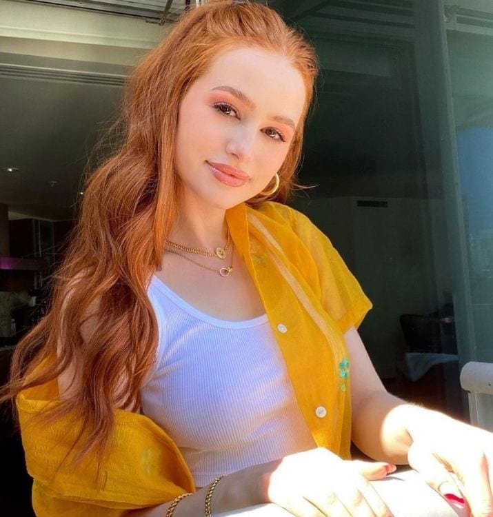 madelaine petsch pelo rojo a