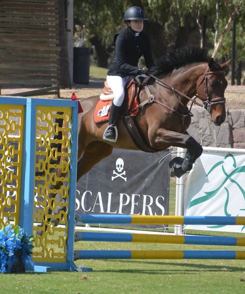 Este fin de semana, Angélica acompañó a su hija menor a una de sus competencia de equitación.