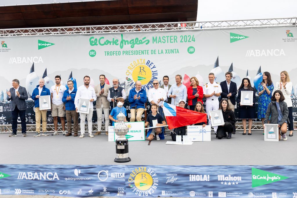 Foto de familia de los vencedores de la Regata Rey Juan Carlos