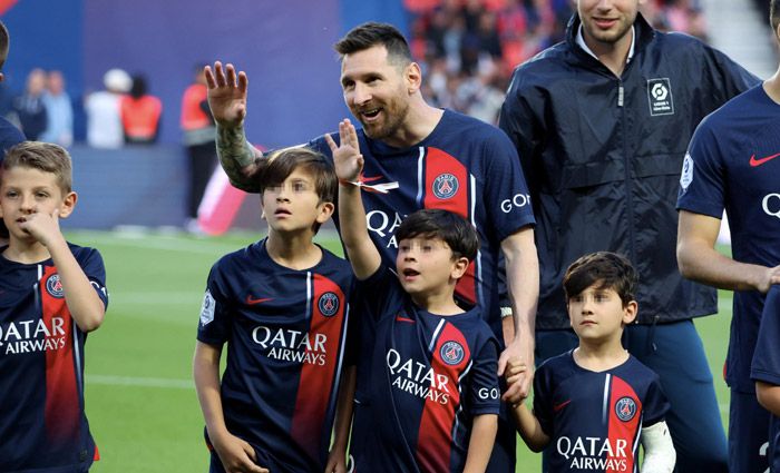 Lionel Messi con sus tres hijos 