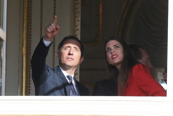 Por primera vez Gad Elmaleh se asoma durante un acto oficial desde el balcón del Palacio de los Grimaldi, junto a Carlota Casiraghi, su pareja y madre de su hijo, Raphaël
