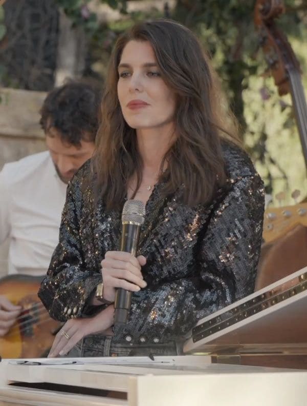 Carlota Casiraghi cantando para Chanel