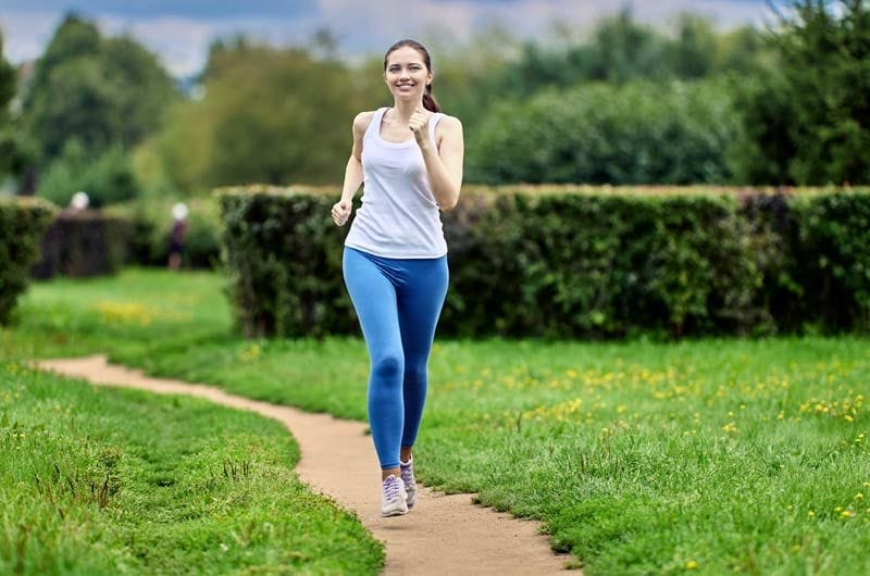 adobe chica corriendo