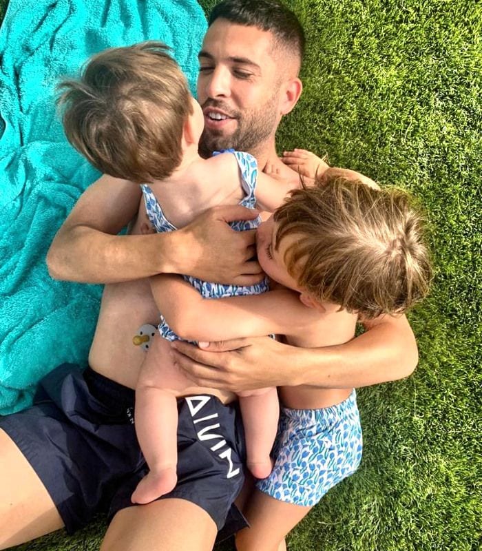 Jordi Alba con sus hijos