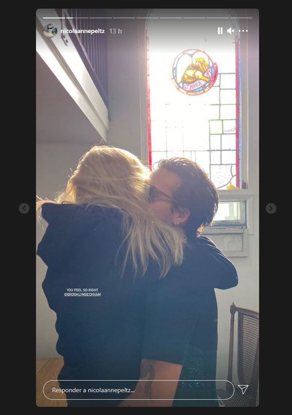 Brooklyn Beckham abrazando a Nicola Peltz