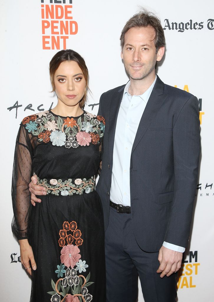 El cineasta Jeff Baena posando con su pareja, la actriz Aubrey Plaza