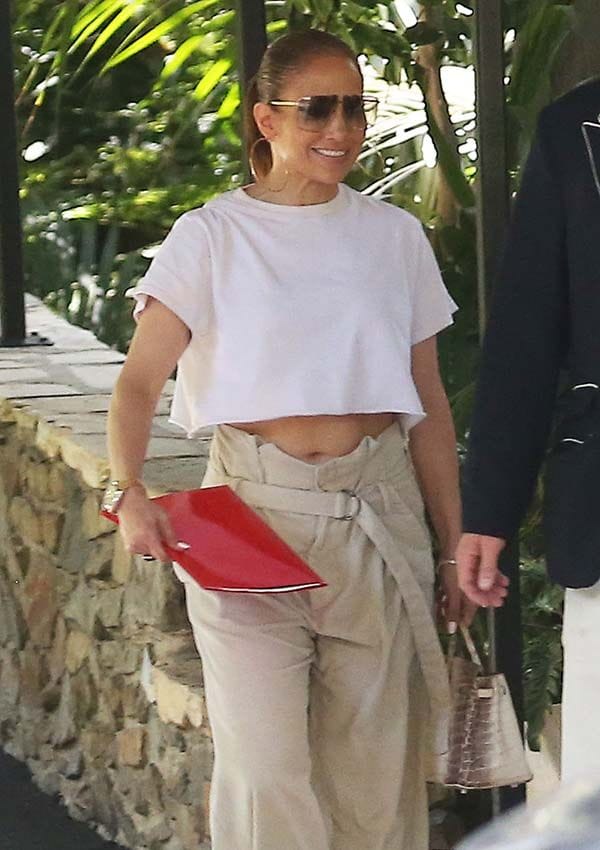 Jennifer Lopez con pantalones anchos de cintura 'paper bag'