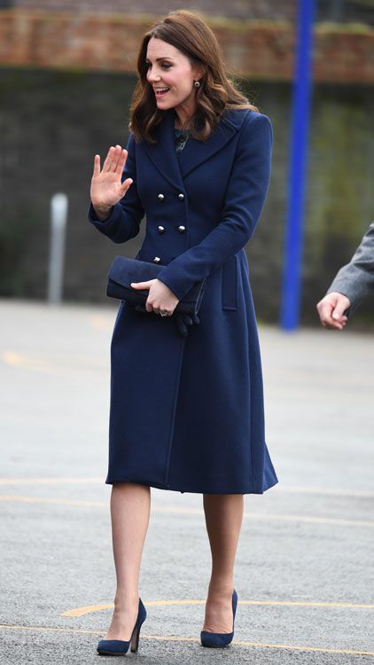 Kate Middleton con el modelo Gianna French navy coat de la firma Hobbs