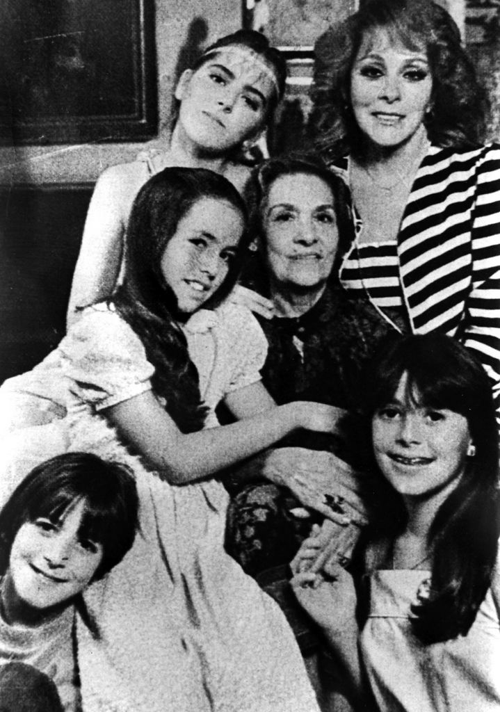 En la imagen, Silvia Pinal junto a toda su familia: su mamá, doña María Luisa Hidalgo, sus hijos, Viriana, Alejandra y Luis Enrique y su bisnieta, Stephanie Salas.