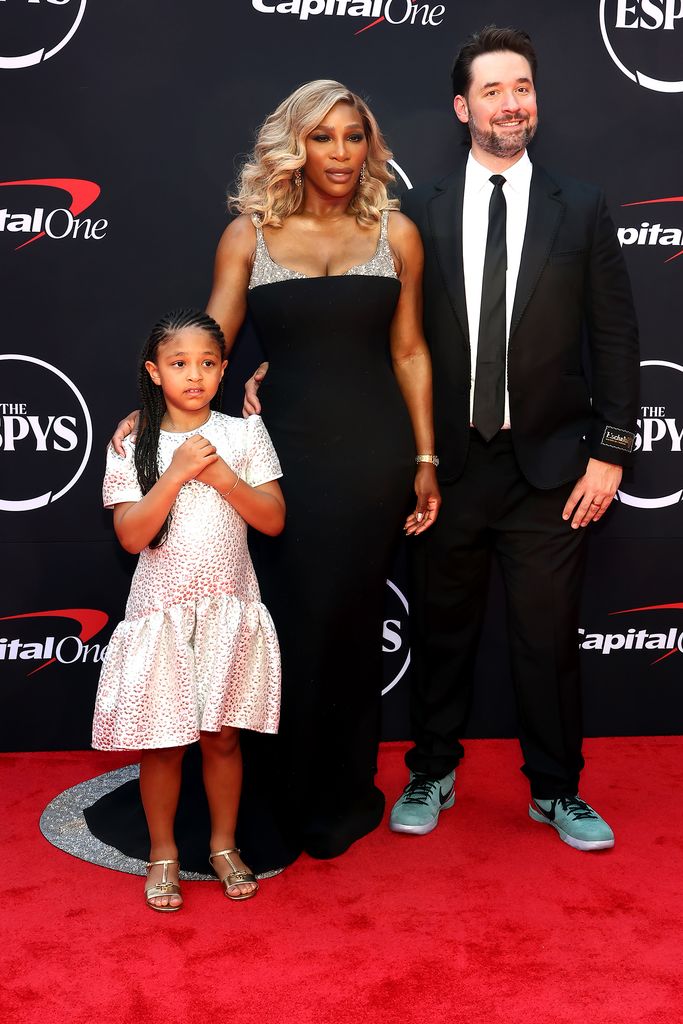 Serena Williams con su marido Alexis Ohanina y su hija Olympia en los premios ESPY en el Dolby Theatre de Los Ángeles el 11 de julio de 2024