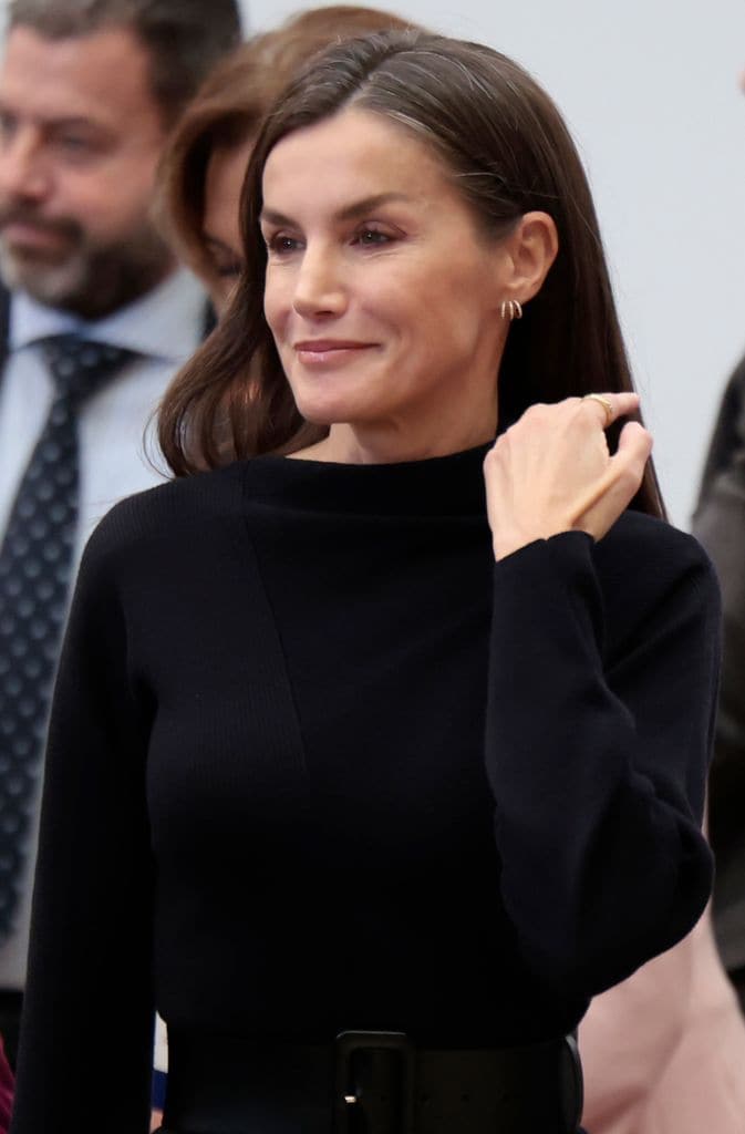 La reina Letizia recicla un vestido de punto azul marino de COS