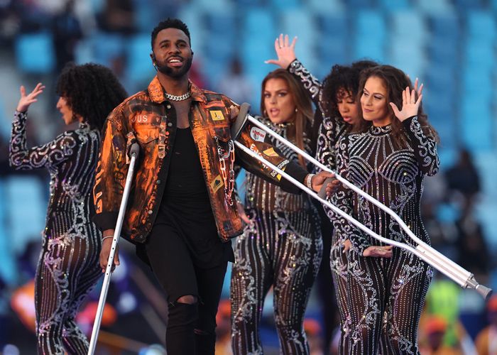 Jason Derulo con muletas en los ensayos para la Super Bowl