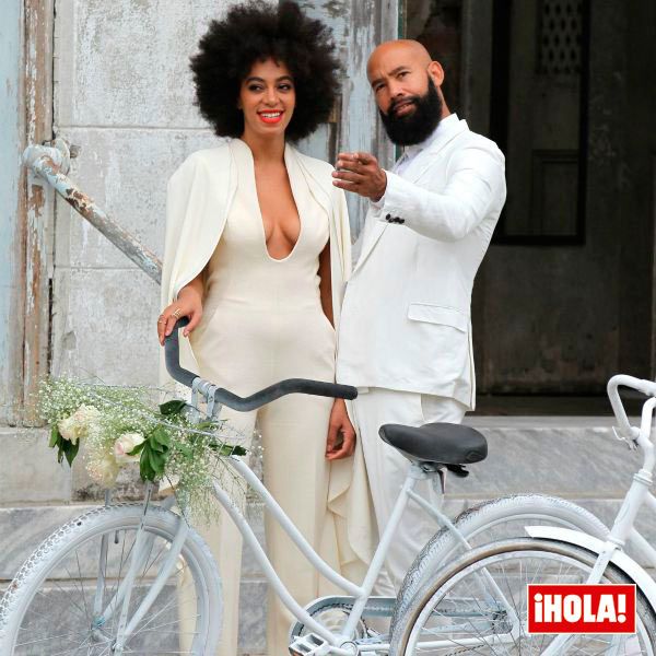 Solange Knowles no sólo llegó a su propia boda acompañada del novio: además lo hizo en pantalones y montada en una bicicleta de color blanco.
