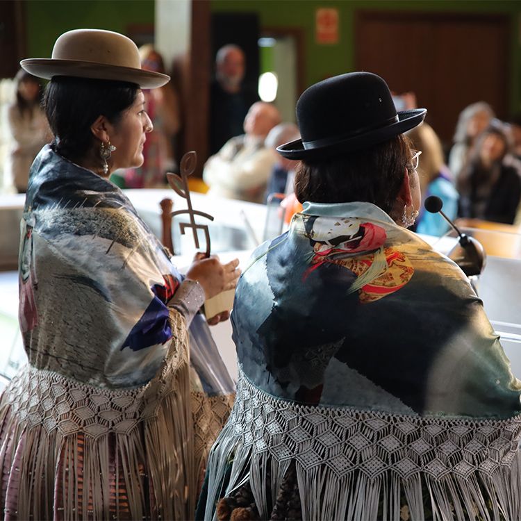Cholitas recibiendo el premio Guardianas de la tradición
