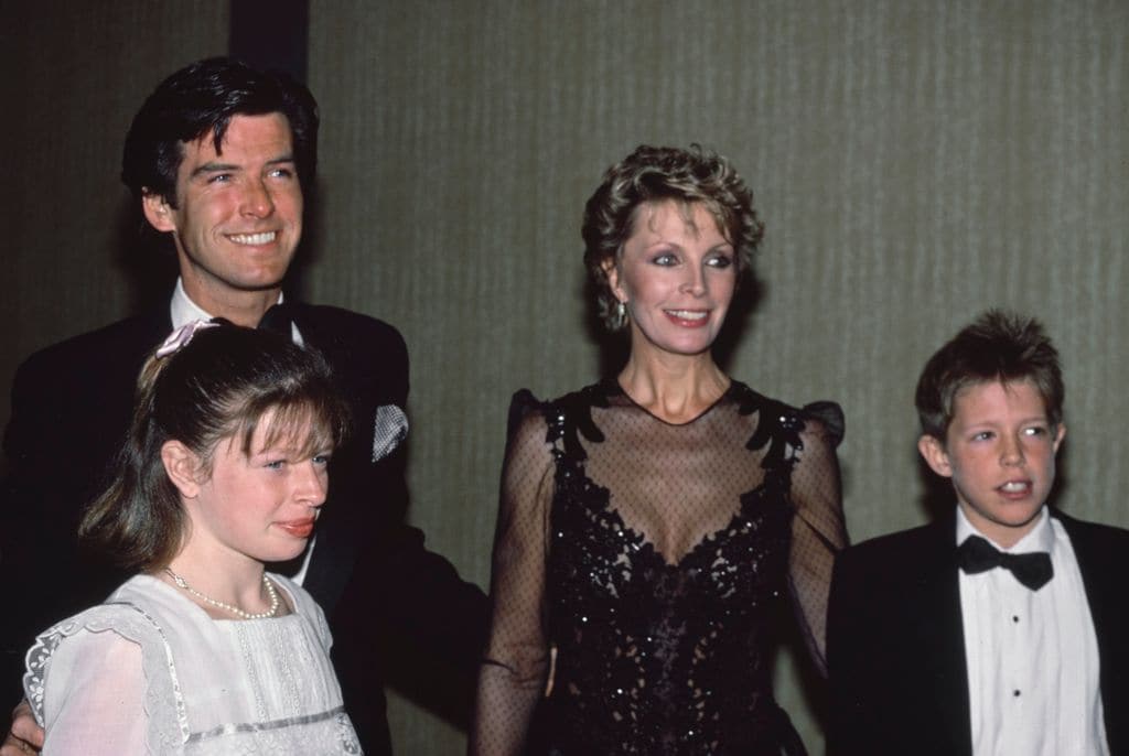 Pierce Brosnan, Cassandra Harris y sus dos hijos Charlotte y Christopher