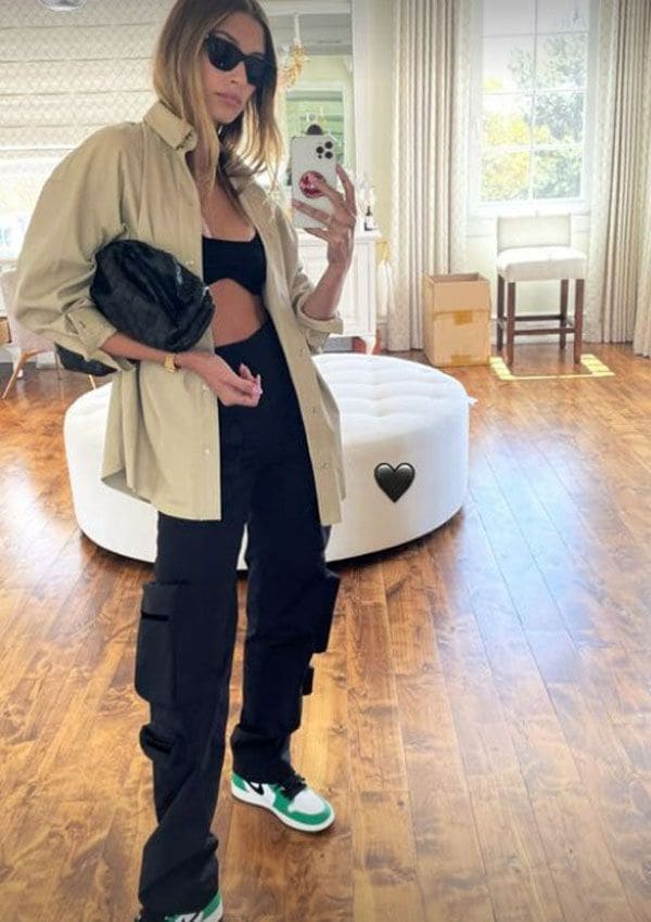 hailey bieber camisa beige