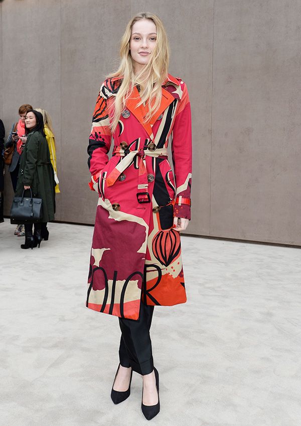 Hannah Dodd en un evento de Burberry