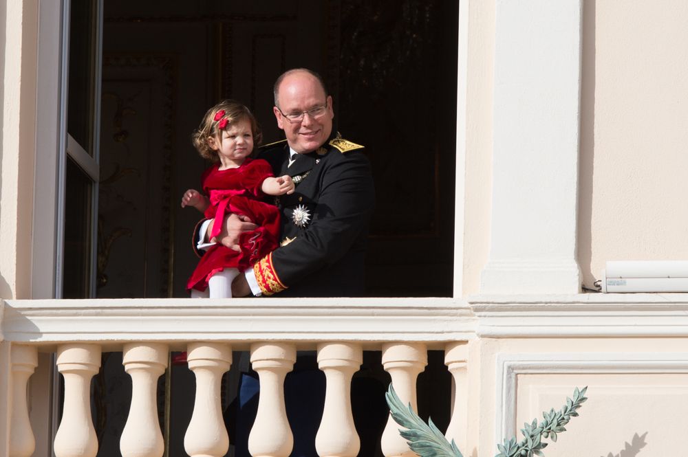 Primera aparición pública de India Casiraghi, en el balcón el Palacio Grimaldi durante el Día Nacional de 2016