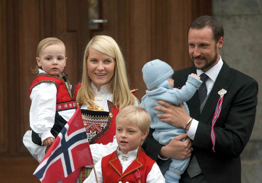 Mette-Marit y Haakon de Noruega con sus hijos