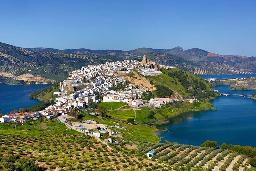 Panorámica de Iznájar junto al embalse, Córdoba