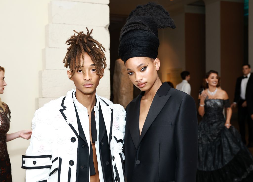 Jaden Smith y Willow Smith asisten a la Gala del Met 2024 que celebra "Las bellas durmientes: el despertar de la moda" en el Museo Metropolitano de Arte el 6 de mayo de 2024 en la ciudad de Nueva York