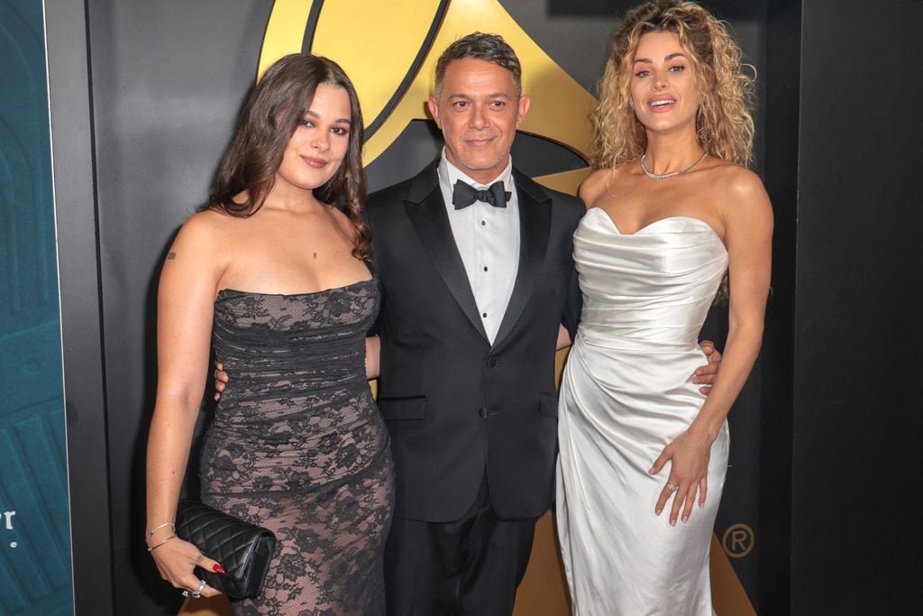 Alejandro Sanz con Candela Márquez y su hija Manuela en la fiesta previa a los Grammy Latinos