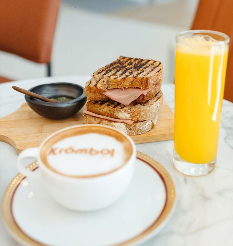 Desayuno en Krombol Bakery