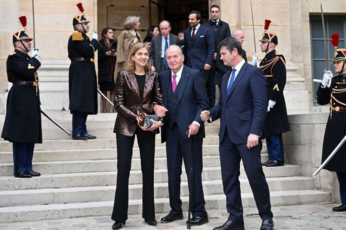 Don Juan Carlos con la infanta Cristina tras el acto con Vargas Llosa