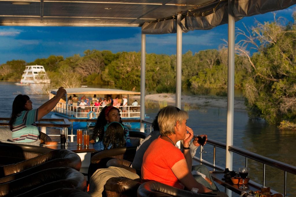 Turistas realizando un paseo en barco por el río Zambeze