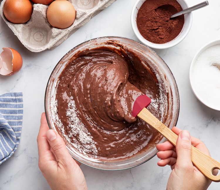 Preparando la masa de la tarta en un bol