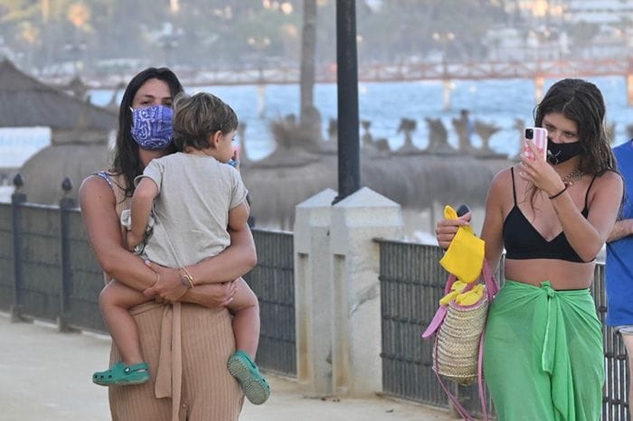 Laura y Ana Matamoros, juntas de vacaciones en Tarifa con el pequeño Matías