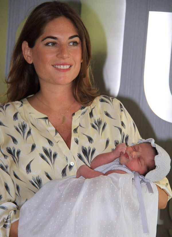 Carmen es la primera hija en común de Lourdes y Francisco, un bebé muy esperado que ha llenado de alegría a la familia tras los momentos tan delicados que han atravesado en los últimos días
