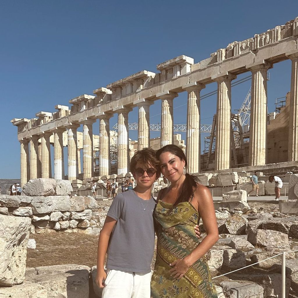 Paola Rojas y sus hijos visitaron la antigua ciudad griega de Acrópolis