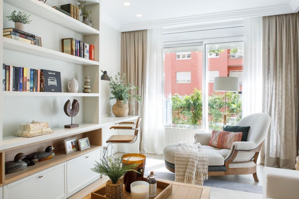 Rincón de un salón con ventana y un chaise longue