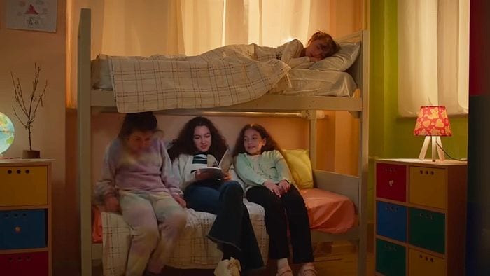 'Hermanos': Los Eren no consiguen sacar esa noche a Emel del orfanato, pero sí que Asiye entre y le cuente un cuento a ella y a sus compañeras