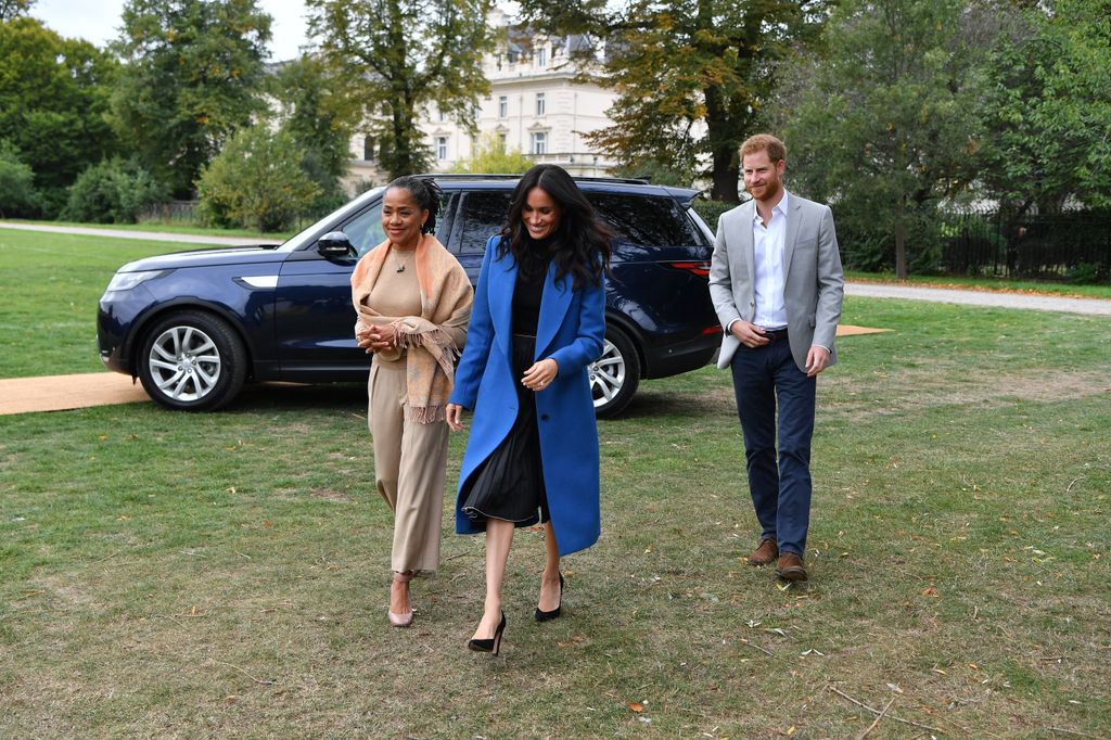 Doria, madre de Meghan Markle, junto a los duques de Sussex. 2018