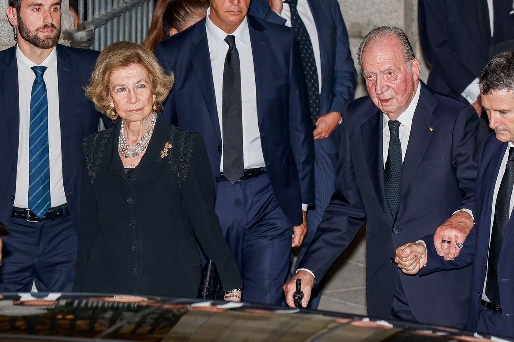 El rey Juan Carlos y la reina Sofía en el funeral de Juan Gómez-Acebo