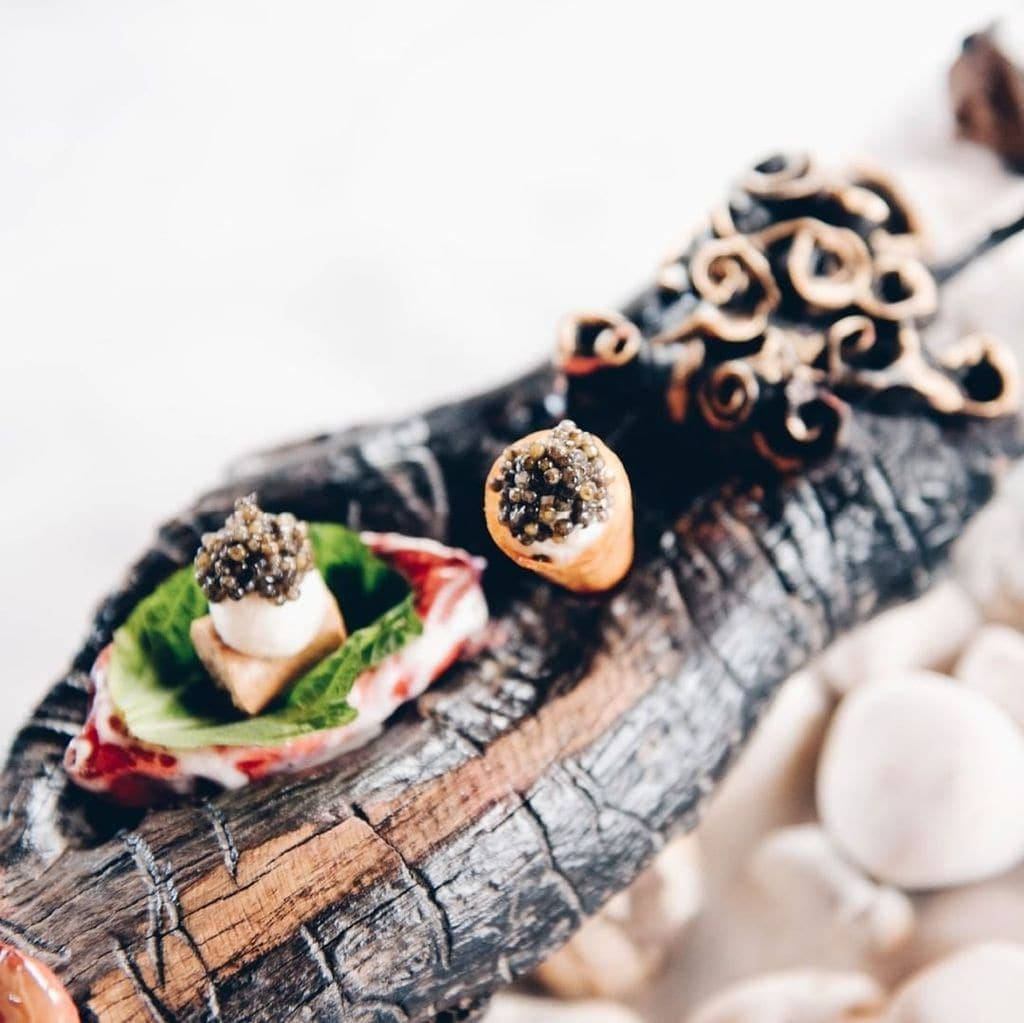 El caviar es otro de los tesoros gastronómicos del restaurante La Finca. Proviene de Riofrío, enclave de una piscifactoría que cría esturiones y cuenta con certificado ecológico.