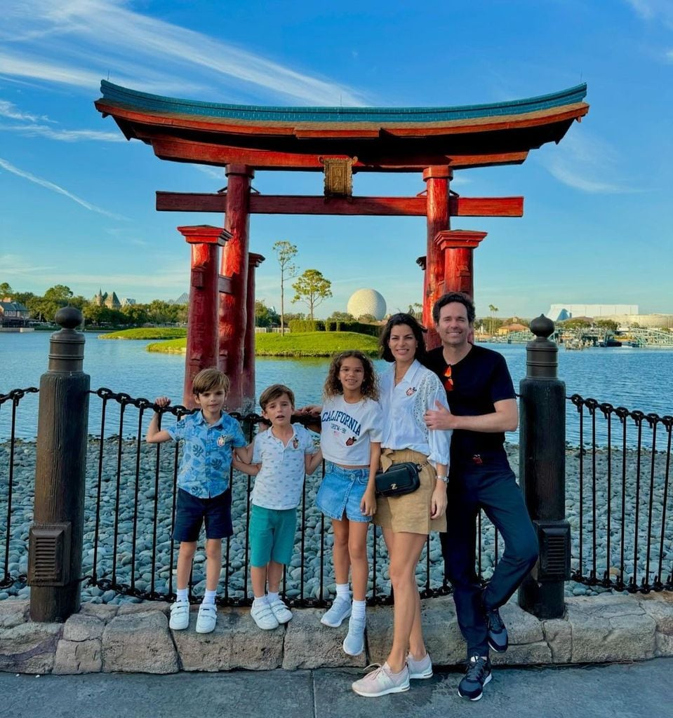 La familia arribó al parque de diversiones temático, esta semana.